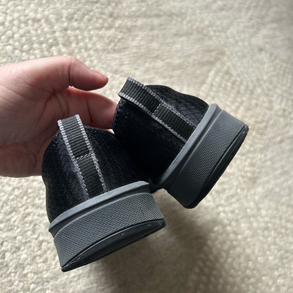 Zees women’s black 8.5 slip on sneakers - Picture 5 of 6